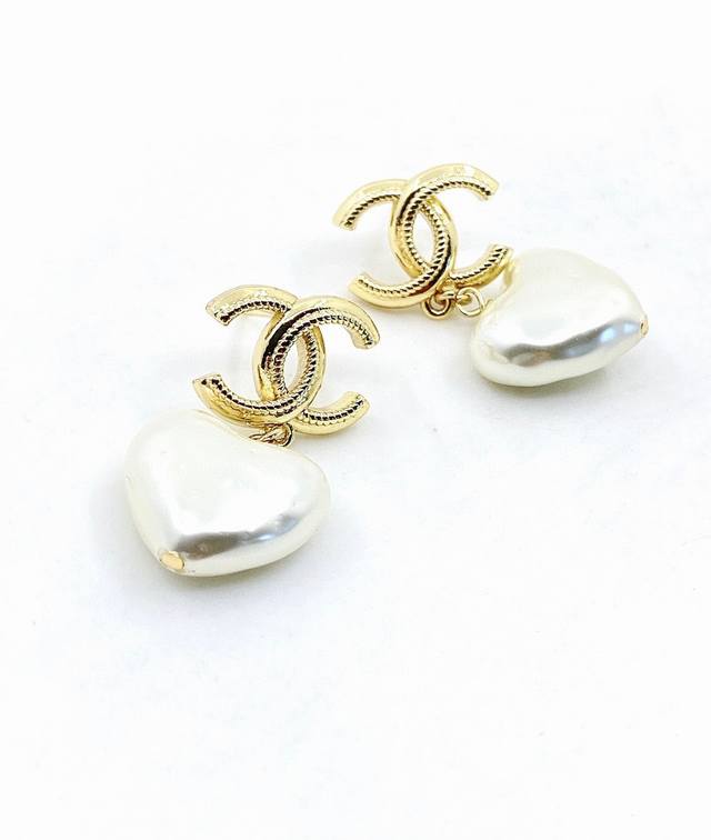 Ch*Nel 最新款爱心珍珠耳环 一致zp黄铜材质